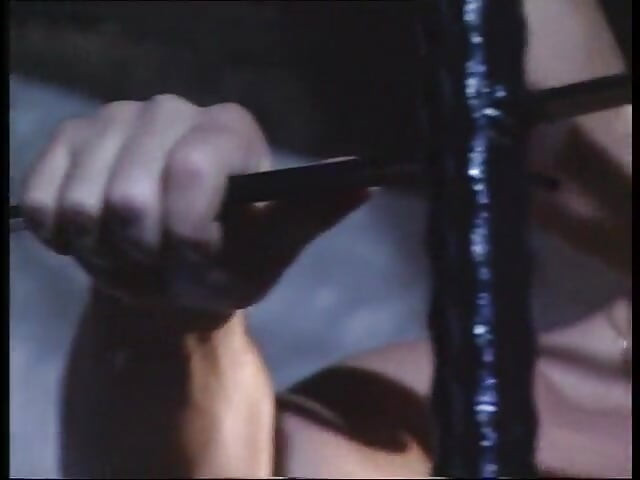 O brunetă uimitoare futută destul de bine de un bărbat muscly