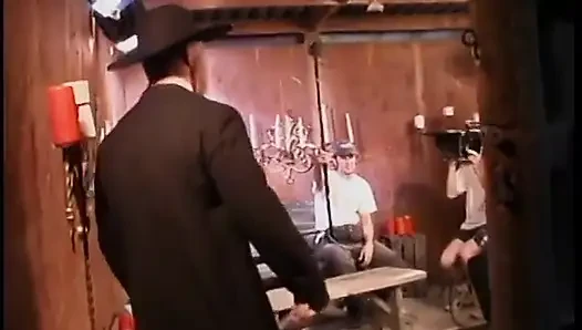 Esmer piliç bir adama binmeyi seviyor