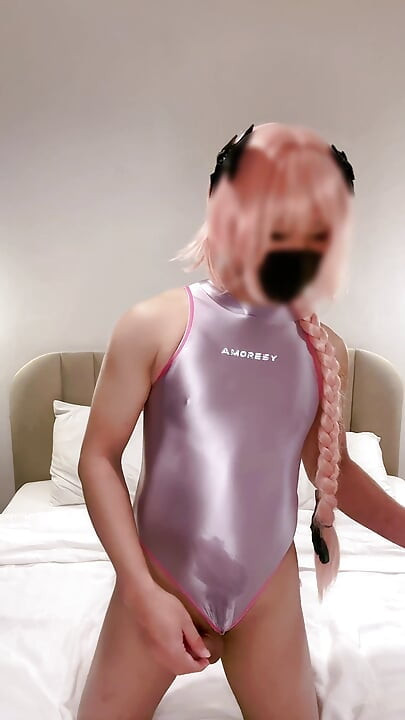 Astolfo Femboy în costum de baie strâmt ejaculează și ejaculează