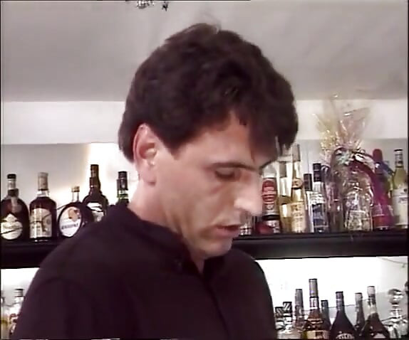 Deutsches schätzchen lutscht schwanz in oral-session an der bar