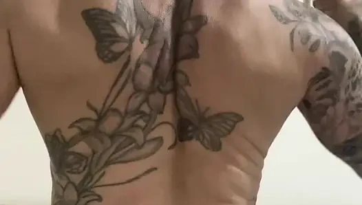 Получи фитнес-мамочку, которая обожает обнажаться и трахаться