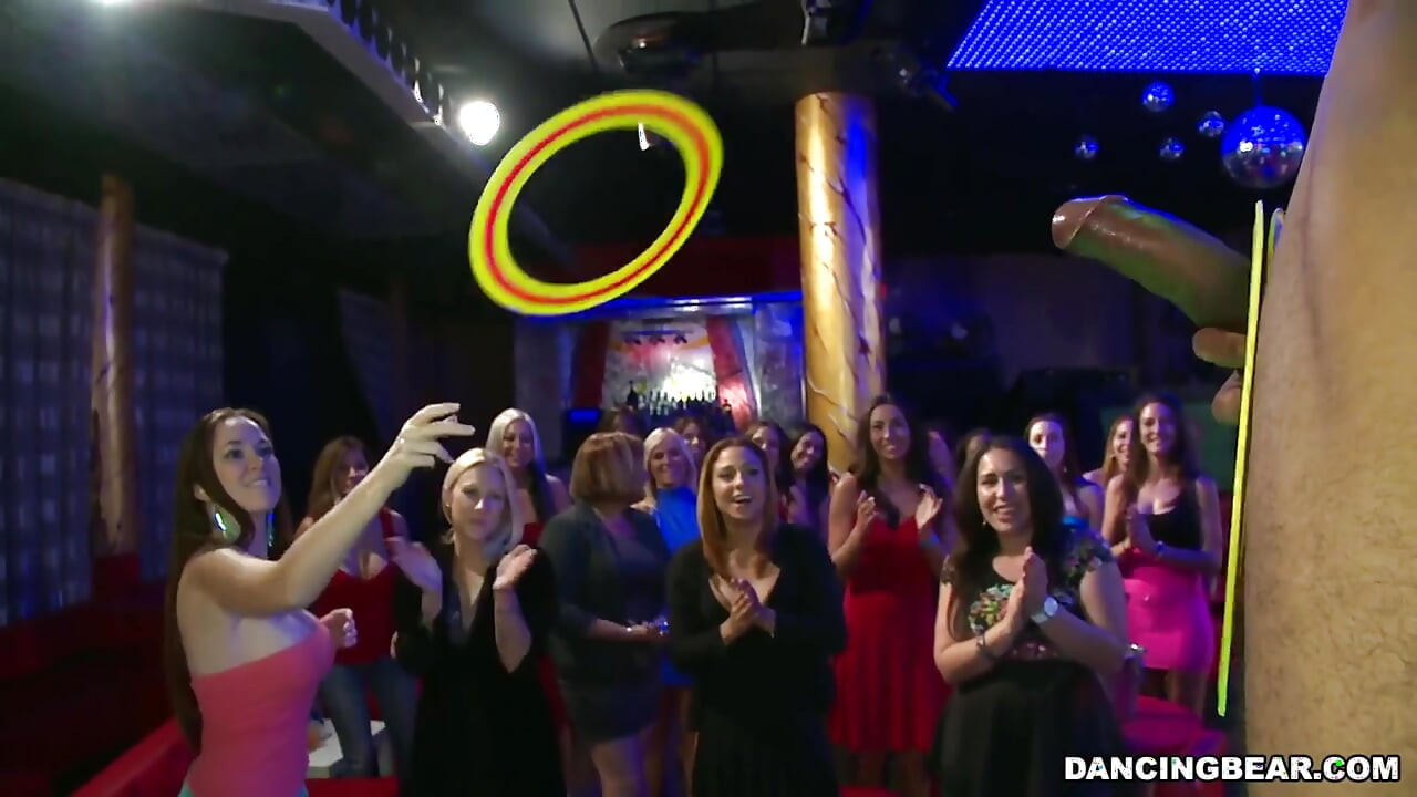Dancing Bear - essas meninas loucas estão tendo uma festa de despedida de solteira e quem melhor do que o urso dançante para começar as coisas