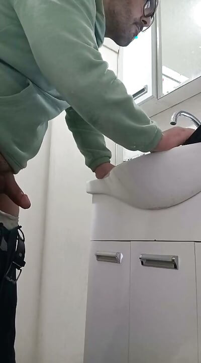 Üvey kuzenim yanında mastürbasyon yaptığımın farkına varıyor ve tepkisine inanamıyorum