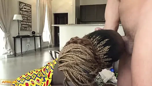 Sexy dunkle haut ebenholz reitet großen weißen schwanz, pOV cowgirl, um gebucht zu werden