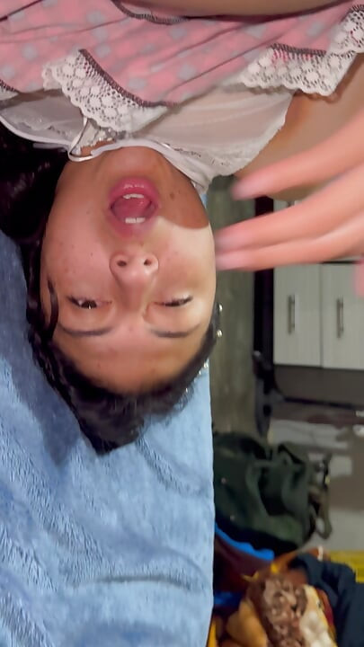 Mycket het skolflicka blir störd framför en främling