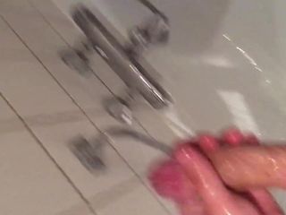 Schwanz in der Dusche wichsen