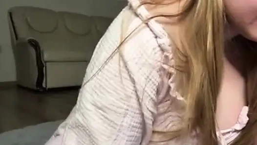 Jucielussie bermain dengan subur ke dalam memek