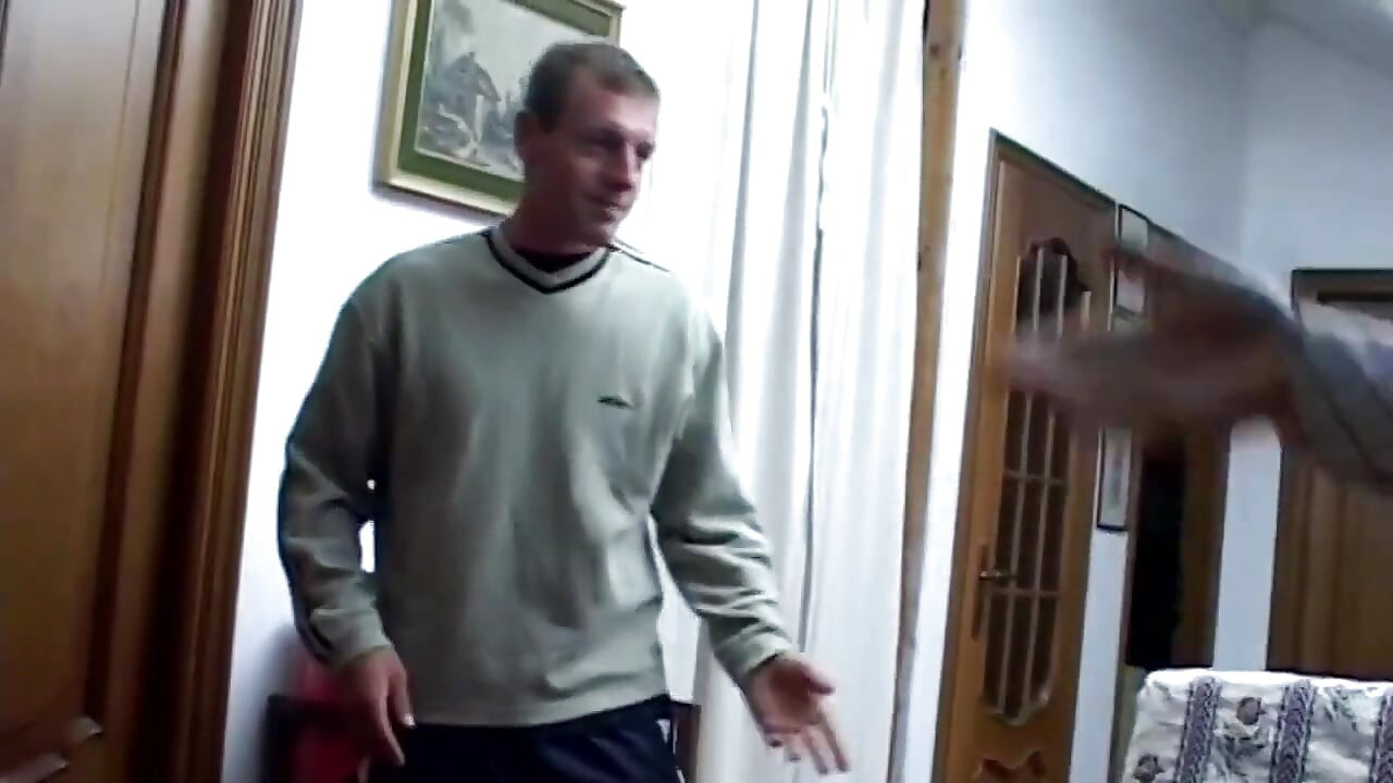 Татуированную телочку с большой задницей отшпилили в трахе в тройничке