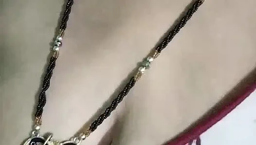 Yalnız kız amcığını parmaklıyor