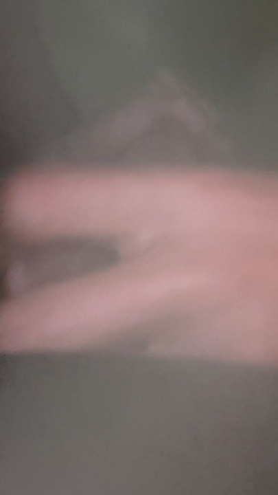 Djevičanska tinejdžerka analno mi šalje poruku