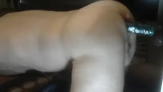 Dildoya sokuyorum ıslak deliğimi sikiyorum