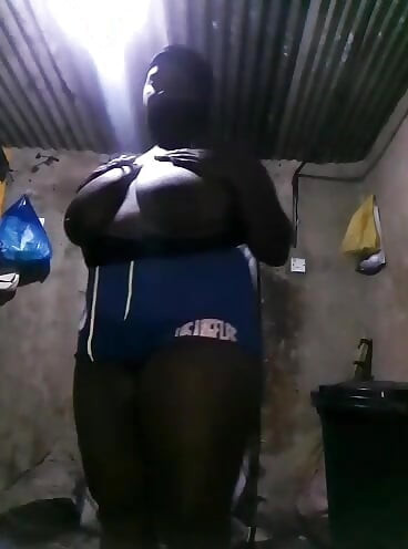 Africana amatuer com grandes seios naturais lactando
