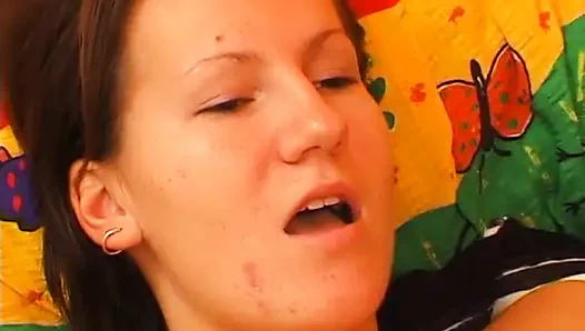 Pelacur rambut cokelat masturbasi sendirian sampai orgasme