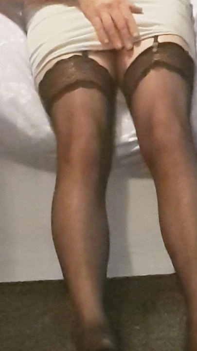 sexy new skirt.........im sooo horny