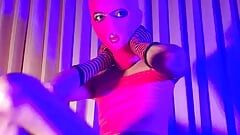Pembe balaclava maske kadın kıllı trans lezbiyen kasık kılı vibratörle oynuyor