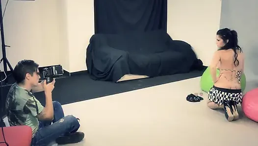 Büyük memeli modelle fotoğraf sikişiyor