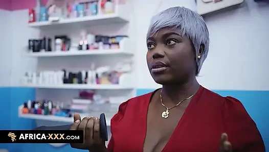 Грудастая африканская крошка пробует новый дилдо