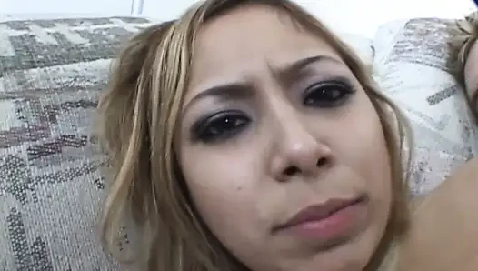 Blonde zierliche blondine lutscht schwanz, dicken arsch fickt sperma in den mund
