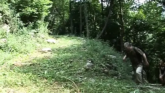 Frecher teenager wird von einem reifen führer im wald gefickt