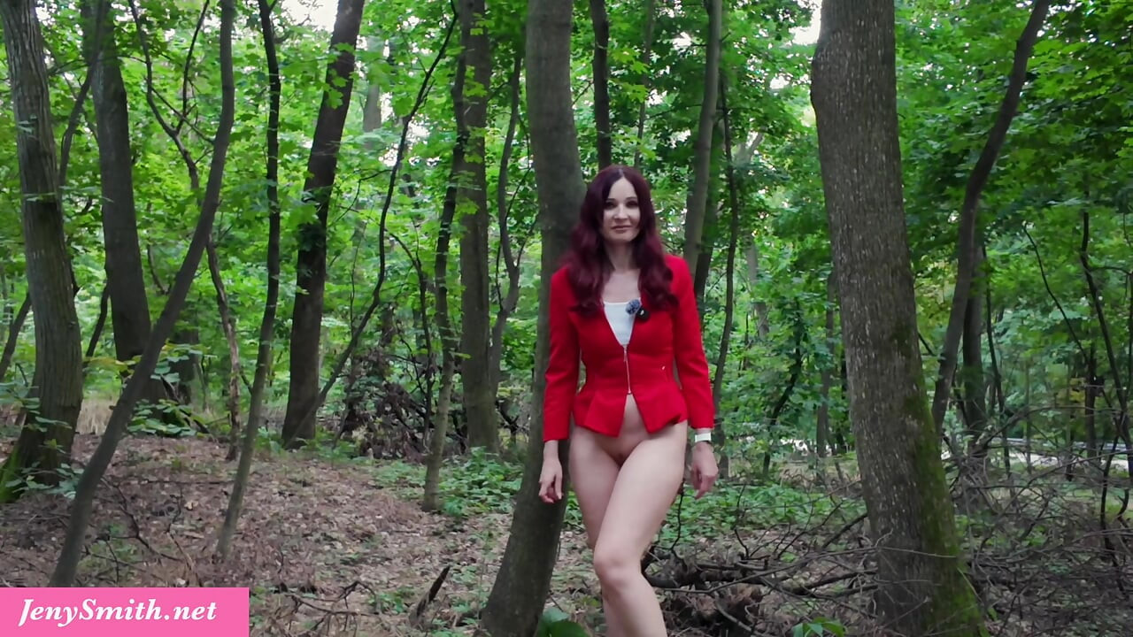 Caliente milf Jeny Smit se masturba al aire libre en el bosque con un consolador anal