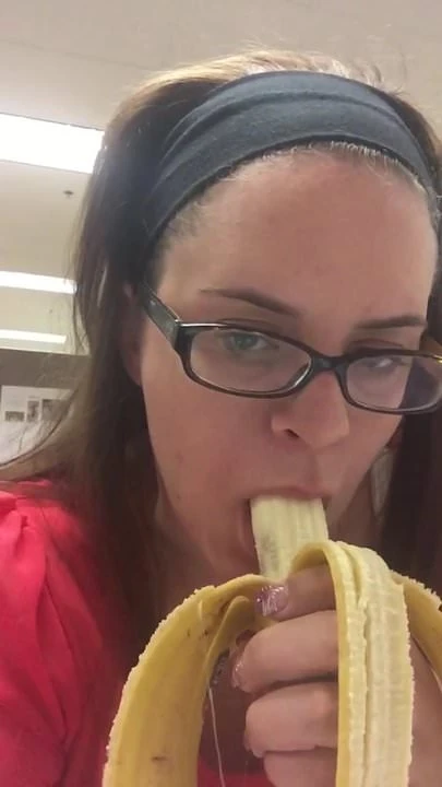 胖妓女深喉一根香蕉