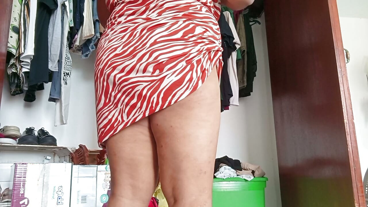 Mom in the room shows her panties
