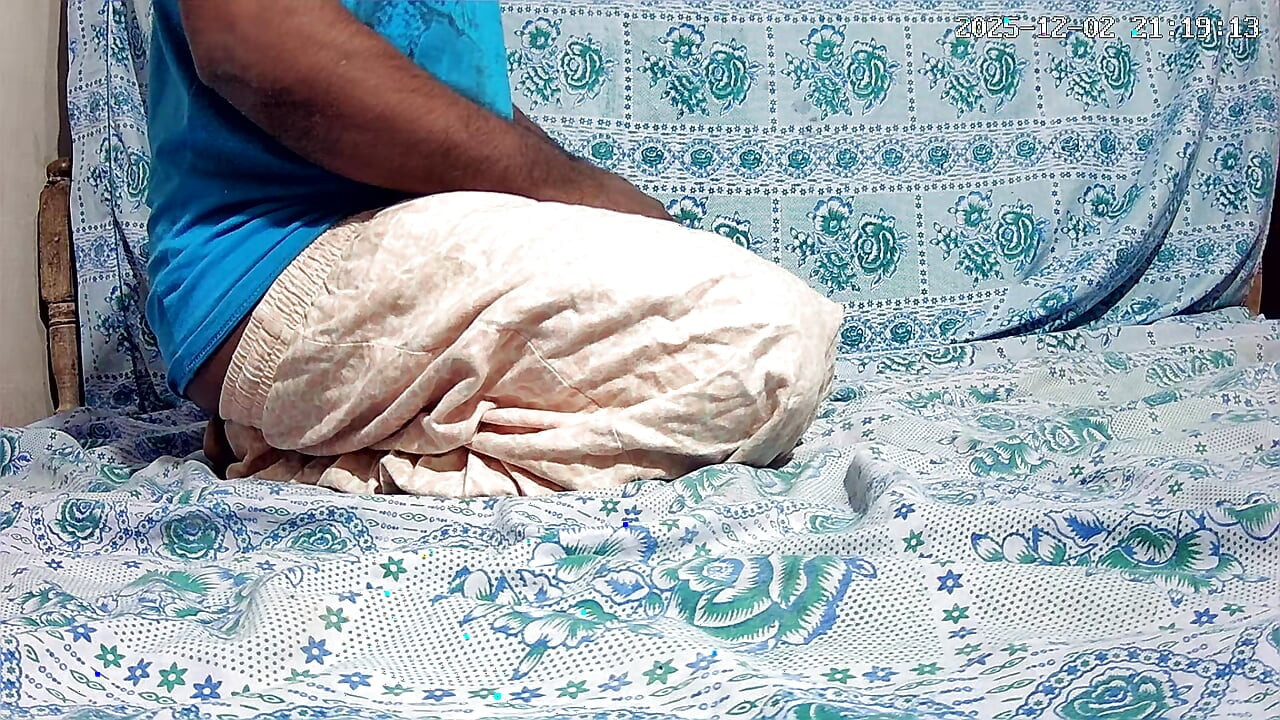 Azijski dečko drka u sobi 2865