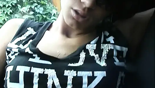 Сексуальная молодая возбужденная шлюшка мастурбирует свою киску в публичном парке в любительском видео