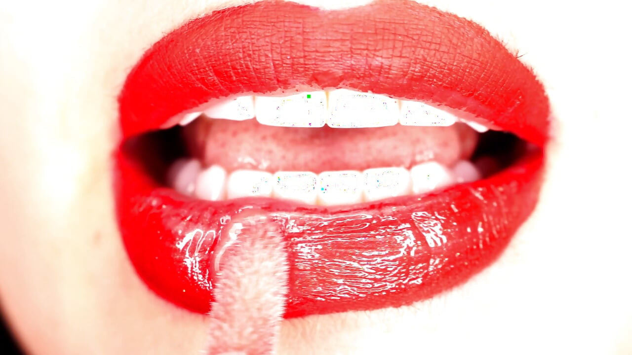 4K menerapkan gloss bibir & fetish meludah