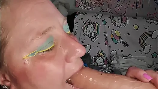 Teman sekamar super semok ini dientot habis-habisan pakai dildo ukuran 20 cm