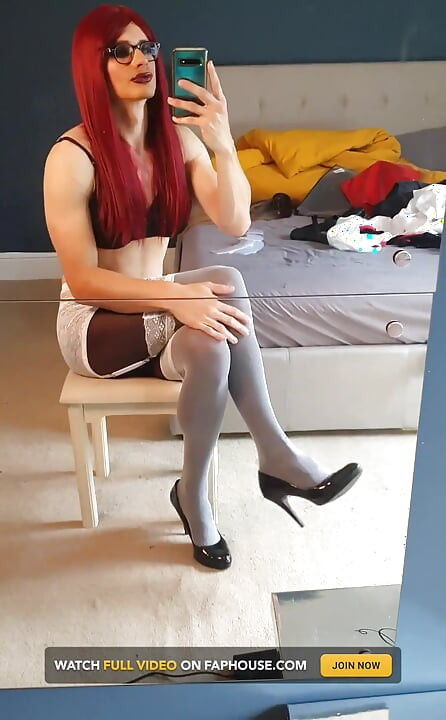 Camadas de lingerie branca sobre calças pretas brilhantes