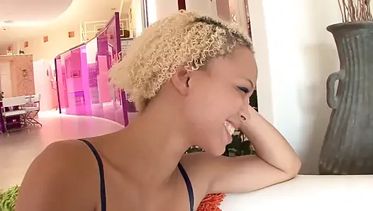 Ebenholz-blondine und brünettes weißes küken genießen zusammen auf der couch und sie lecken sich gerne gegenseitig