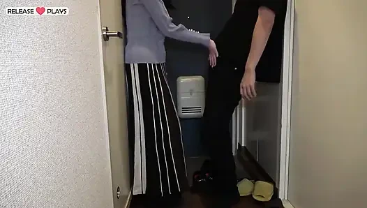 Kunjungan rumah tanpa sensor terungkap. Istri nakal yang udah nikah dan nggak di rumah saat suaminya lagi nggak di rumah