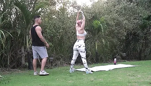 Kelas Yoga Terakhir Tahun Ini: Guru Saya Meniduri Saya Di Luar Ruangan Di Bunga Teratai