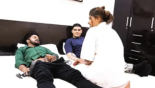 HEMŞIRE IKI HASTANıN CINSEL YETENEĞINI TEST EDIYOR VE HINTLI DESI GENÇ HEMŞIREYI ZAR ZOR SIKIYOR