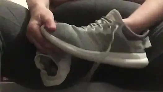 Дрочу на мои вонючие носки и грязные ступни