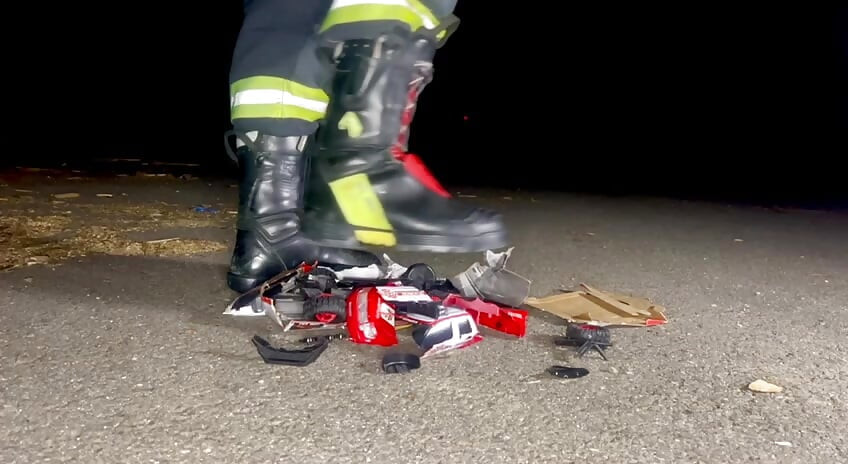 消防士がおもちゃの消防車を粉砕する