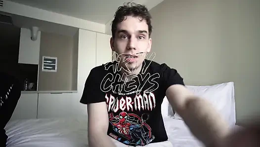 Memek cewek seksi rambut cokelat ini dientot habis-habisan sama kontol besar sampai matanya merem melek