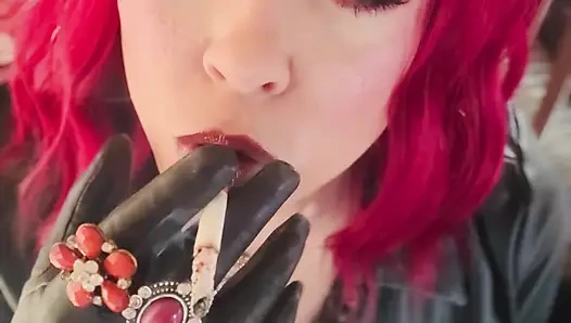 Deine herrin Tina Snua gekleidet in Lederkette raucht 2 Korken Zigaretten