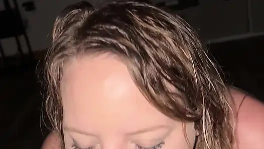 Ateşli evli kadın bara gidiyor ve yağmurda ördeği emiyor ve sonra sikilmek için eve gidiyor