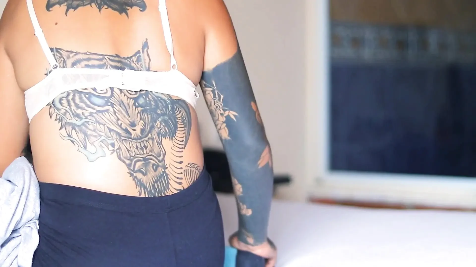 Nätt tattuerad sexig styvsyster rider min kuk när föräldrarna vilar