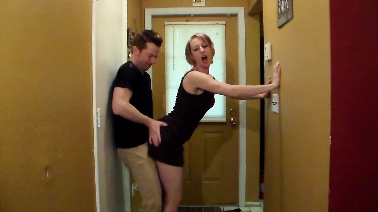 她把他扔在地上并骑在他身上。