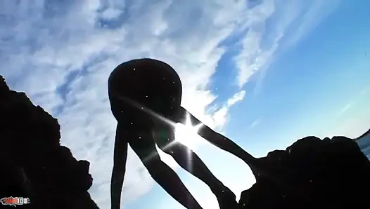 Lady-margaux: güzel minyon bayan Margaux deniz kenarında ateşli bir striptiz yapıyor