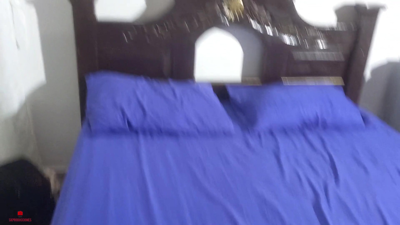 無邪気な顔をした義理の妹は、私に素晴らしいオーラルをさせてほしいと頼みます