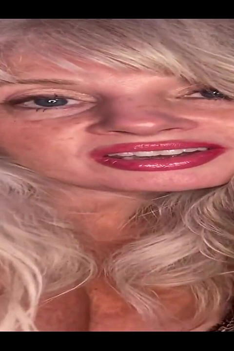 Stepmommy's Sweetheart Gets Kisses