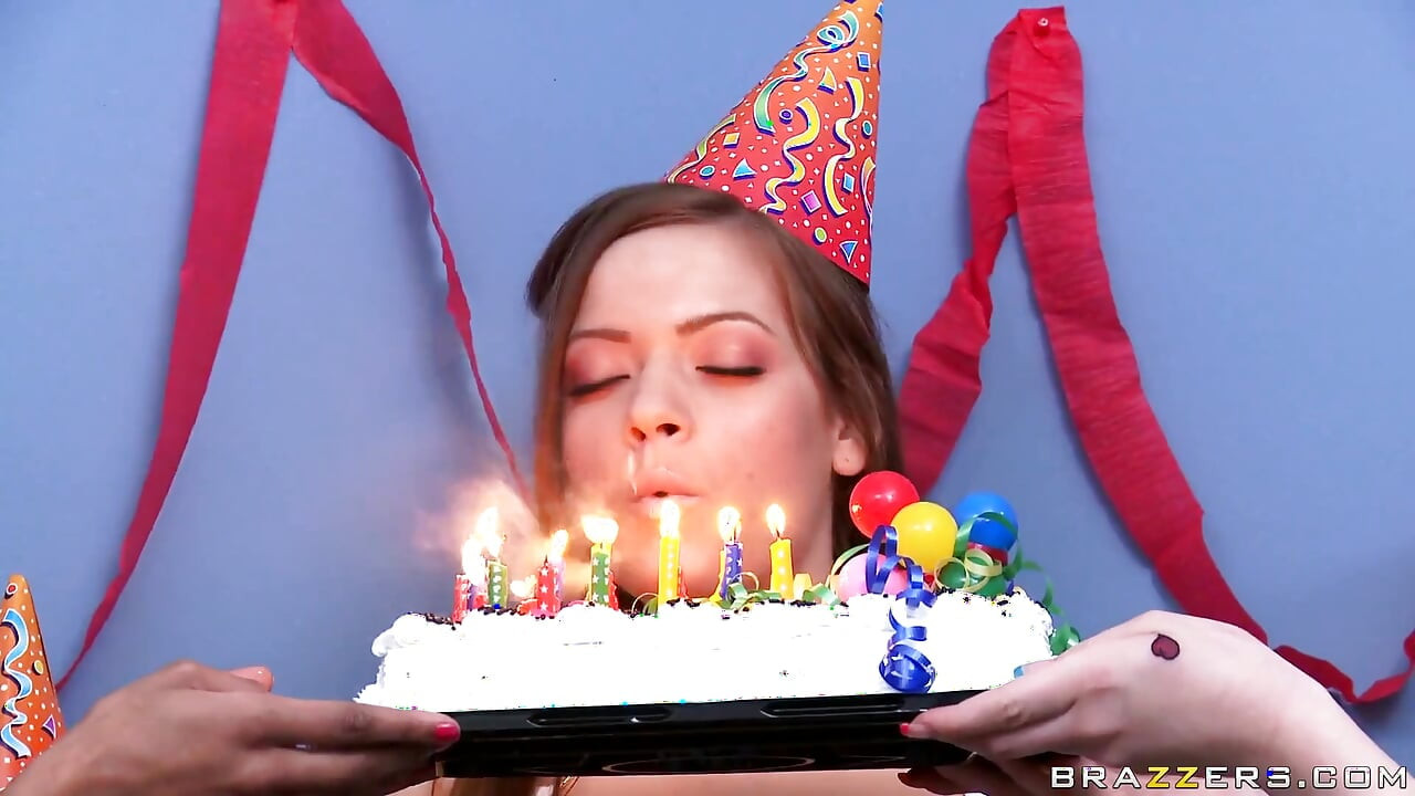 Teinit pitävät siitä isosti - Itsy Bitsy Teene Loves Big Cock