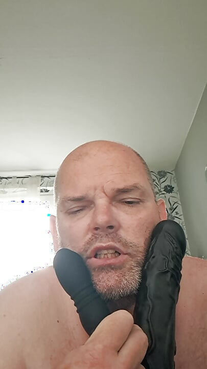 Tuoreen plugi perseessä ja tissien päällä