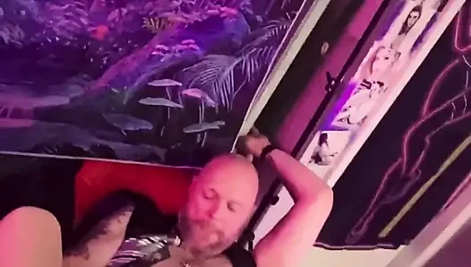 Bulutlarda sallanıyor