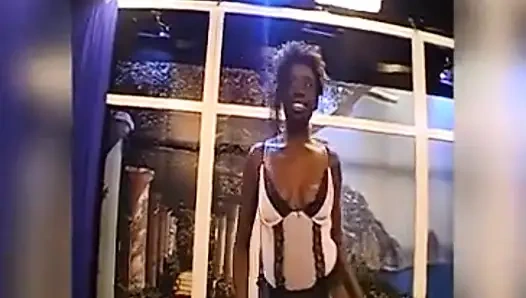 Cewek binal jerman ini dientot habis-habisan sampai kencing di mulut dan telan sperma hangatnya