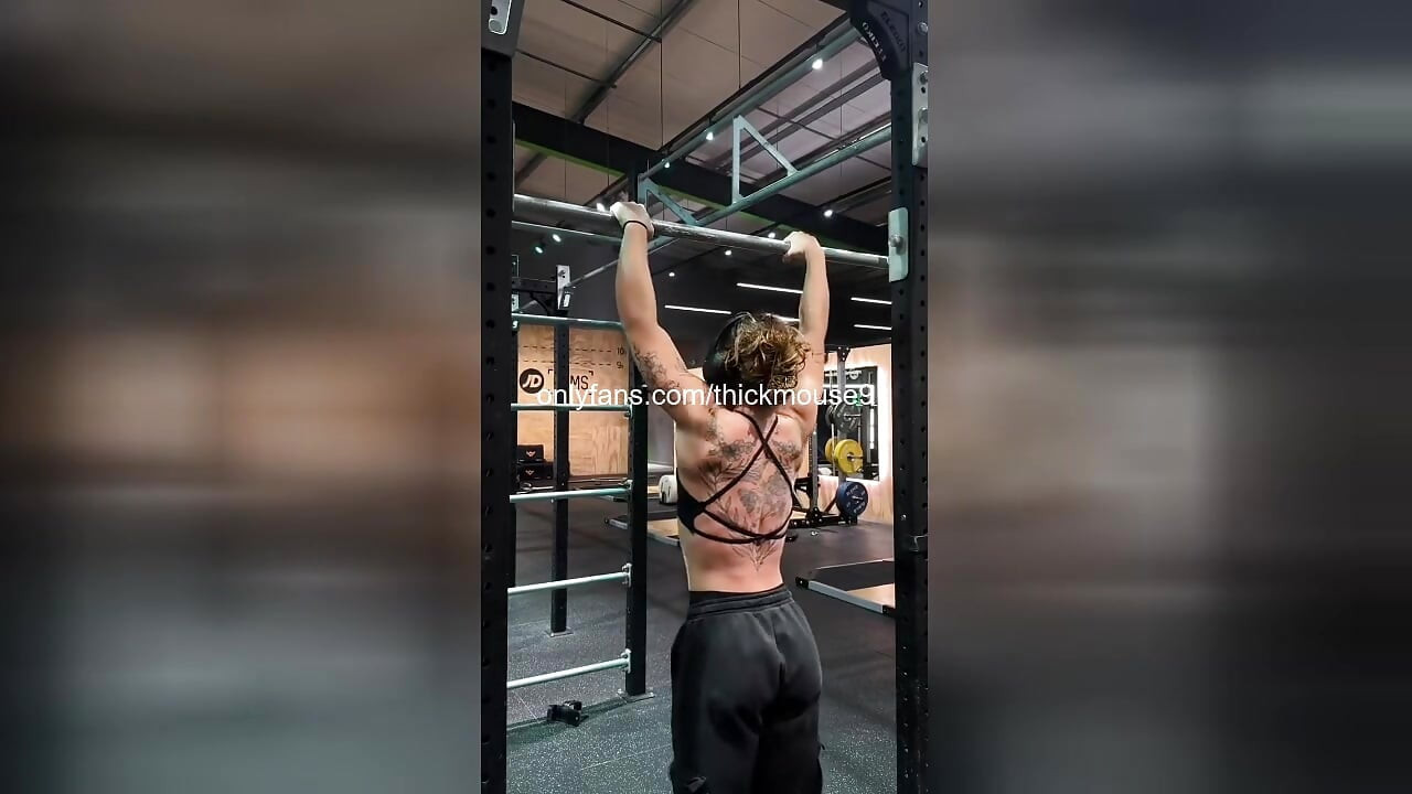 Fată de 18 ani TikTok ejaculează pizda uscată cu pistol de masaj live